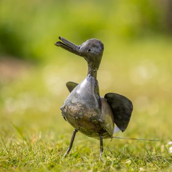 Metalen tuinbeeld van een eend, gemaakt door een Afrikaanse kunstenaar. 